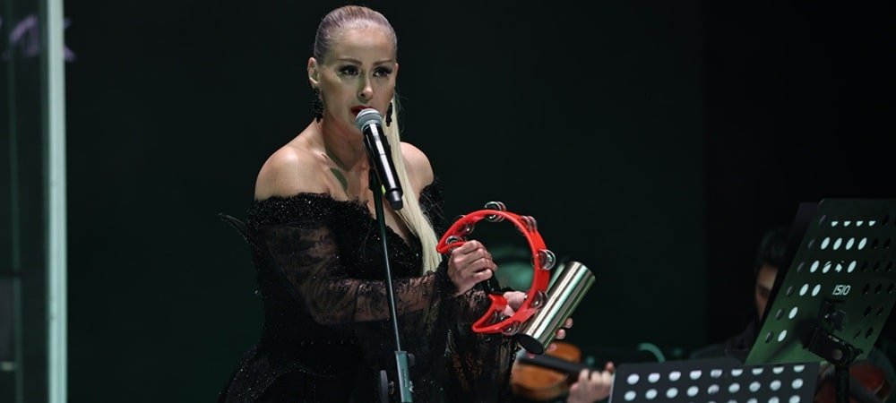 “Ben Kimseye Küs Değilim!” Niran Ünsal İzmir’de Sessizliği Bozdu