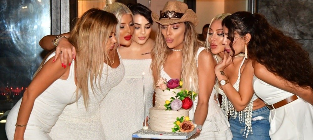 Sunucu ve Eski Türkiye Güzeli Simge Tertemiz, 38. Yaşını Yeni Evinde Kutladı