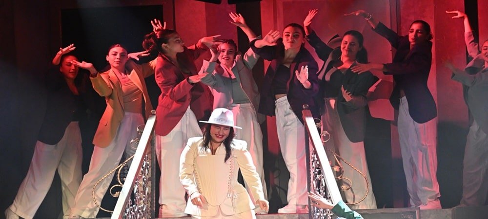 Yasemin Sakallıoğlu 100. Gösteriye Hazırlanıyor
