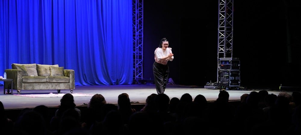 Yasemin Sakallıoğlu, Antalya gösterisinde sıcaktan 3 kilo verdi