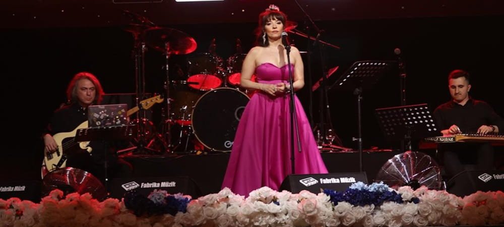 Ünlü soprano Günay Acar, Berlin'de 30. yıl gala gecesinde dinleyenleri büyüledi